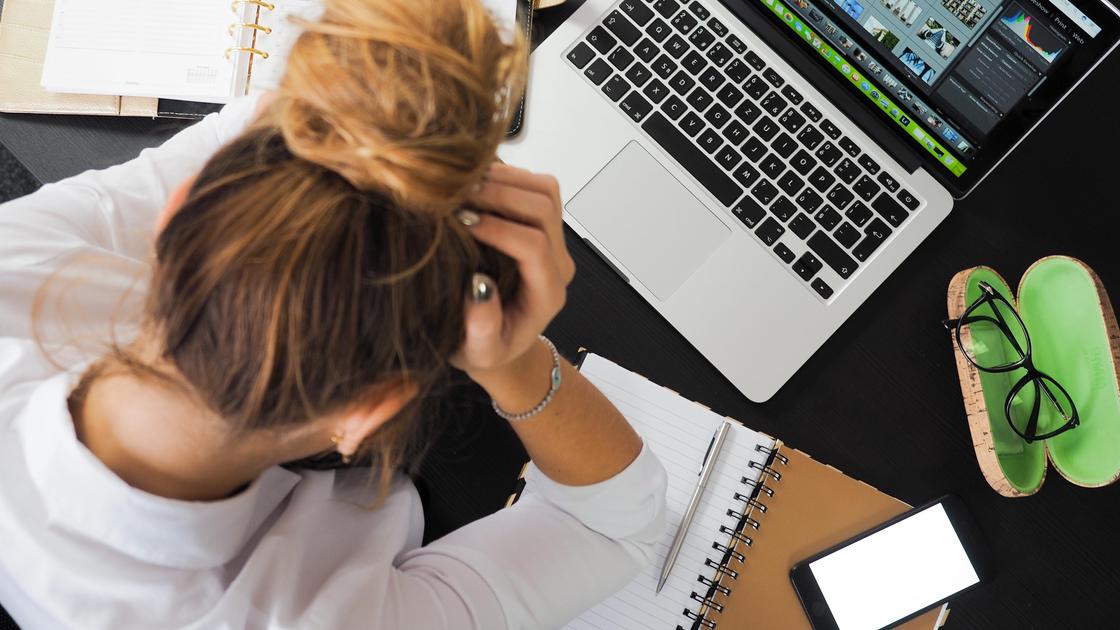 Ноутбук алдында отырған қыз