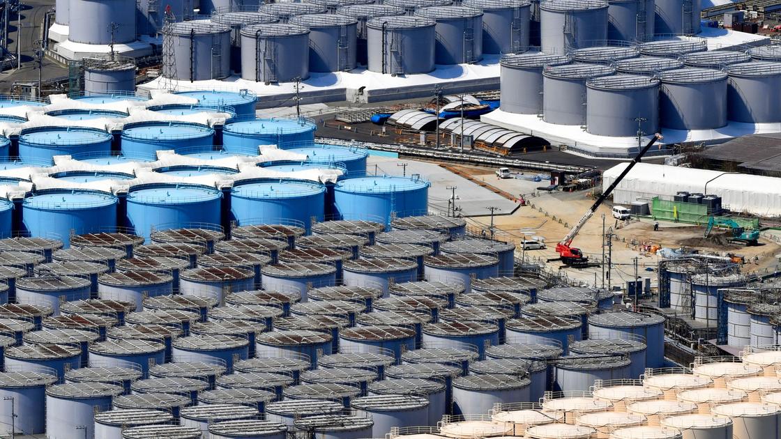 Резервуары с загрязненной радиацией водой на АЭС "Фукусима"