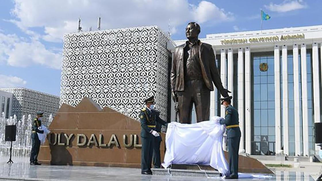 Церемония открытия памятника Елбасы в Туркестане