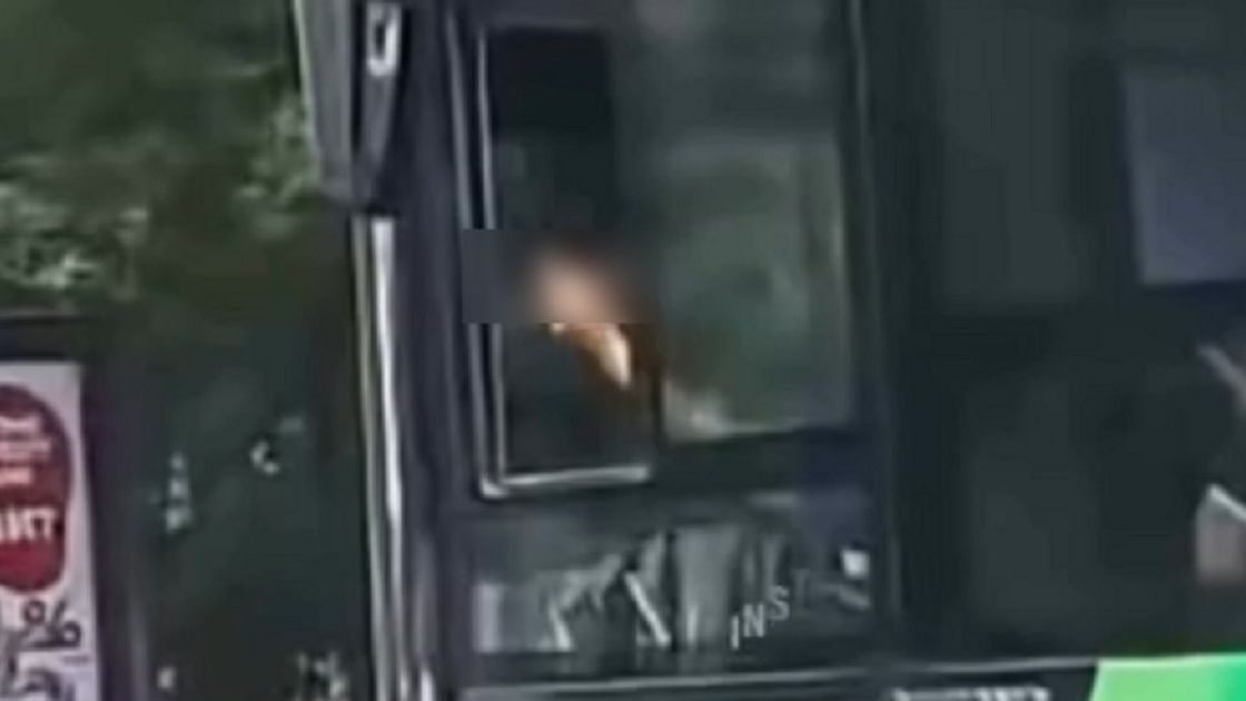 Водитель автобуса показывает средний палец