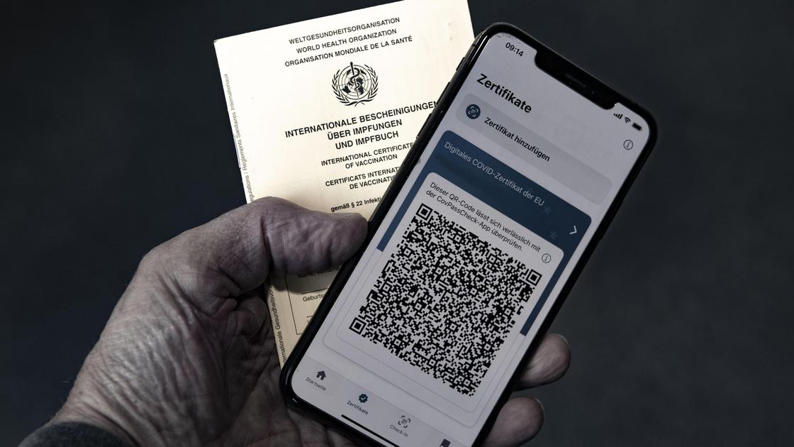 Смартфон в руках мужчины Смартфон в руках мужчины