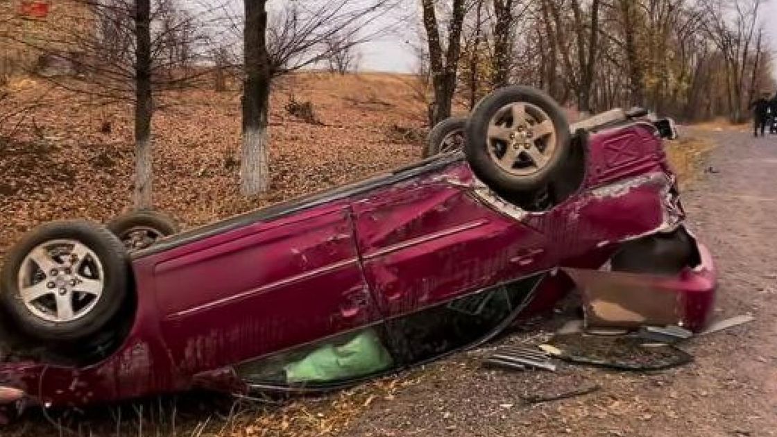 Перевернутый автомобиль в ДТП