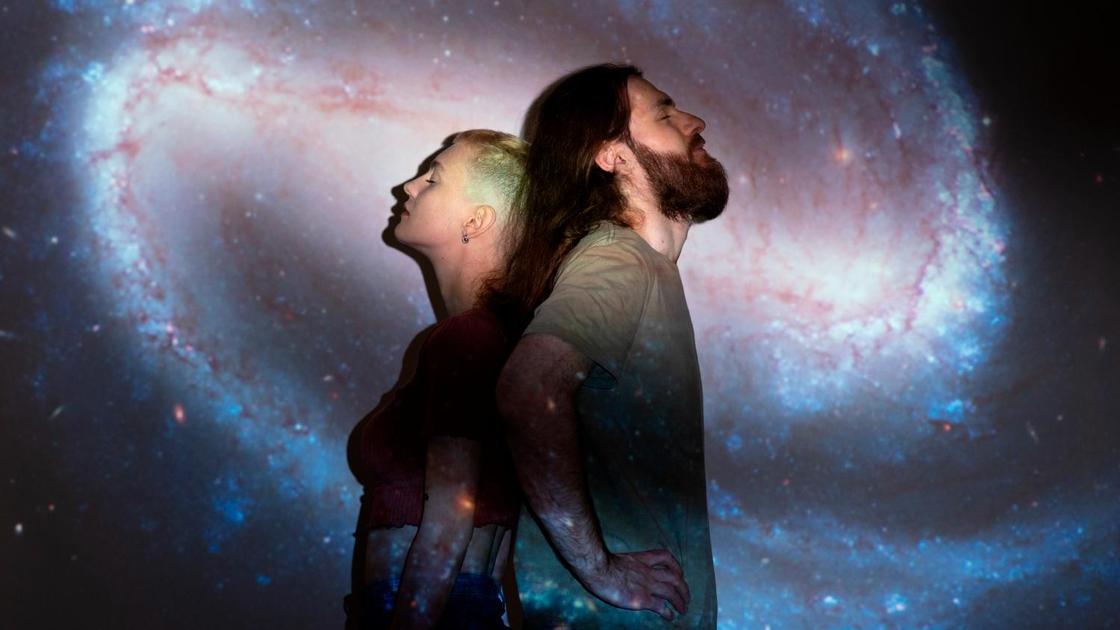 Мужчина и женщина на фоне звездного неба