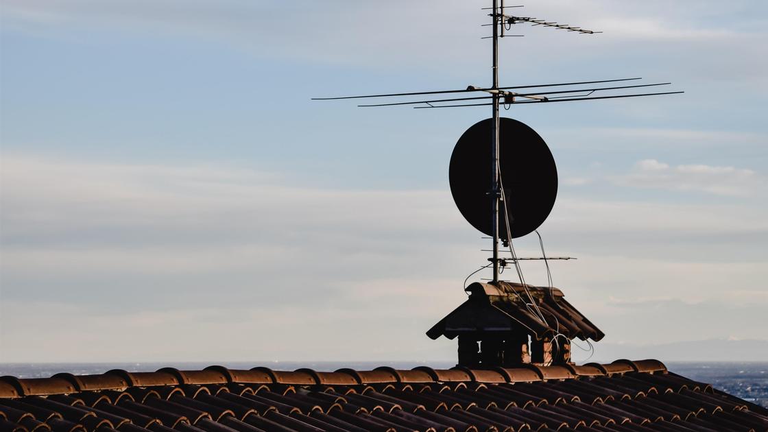 Сотовая антенна на крыше дома