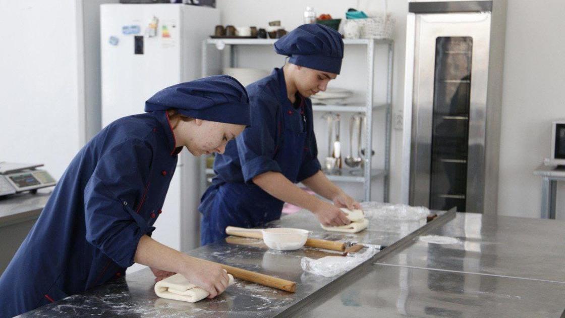 Студенты в цехе