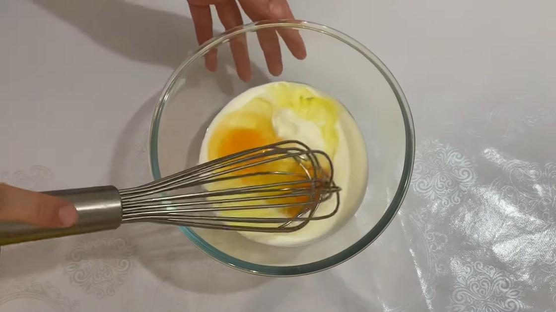 Приготовление заливки из айрана, сливок и яиц в стеклянной миске