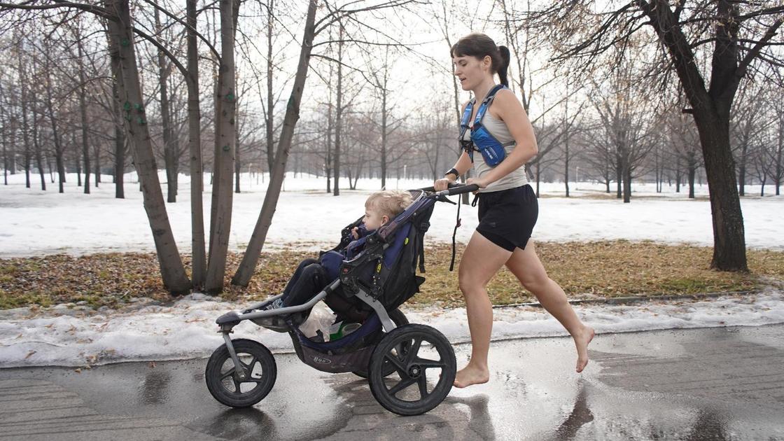 Босые девушки в спортивной одежде