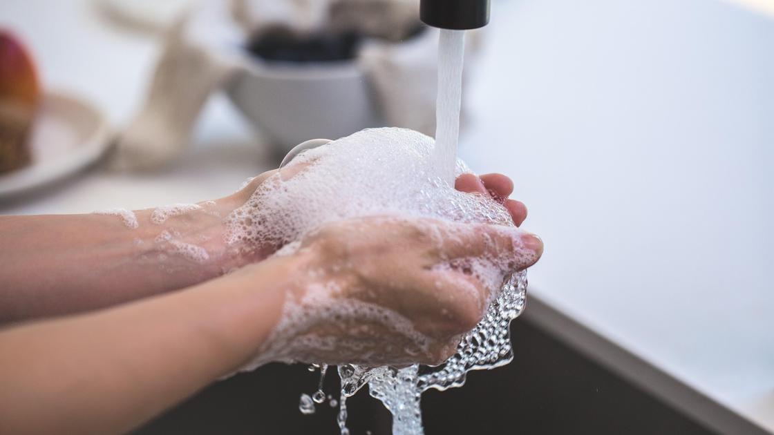 Руки с мылом под краном с водой