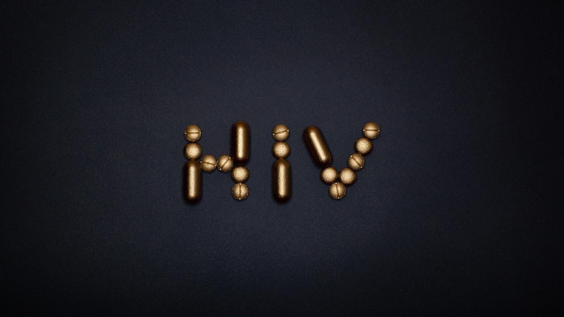 Надпись HIV выложена из таблеток