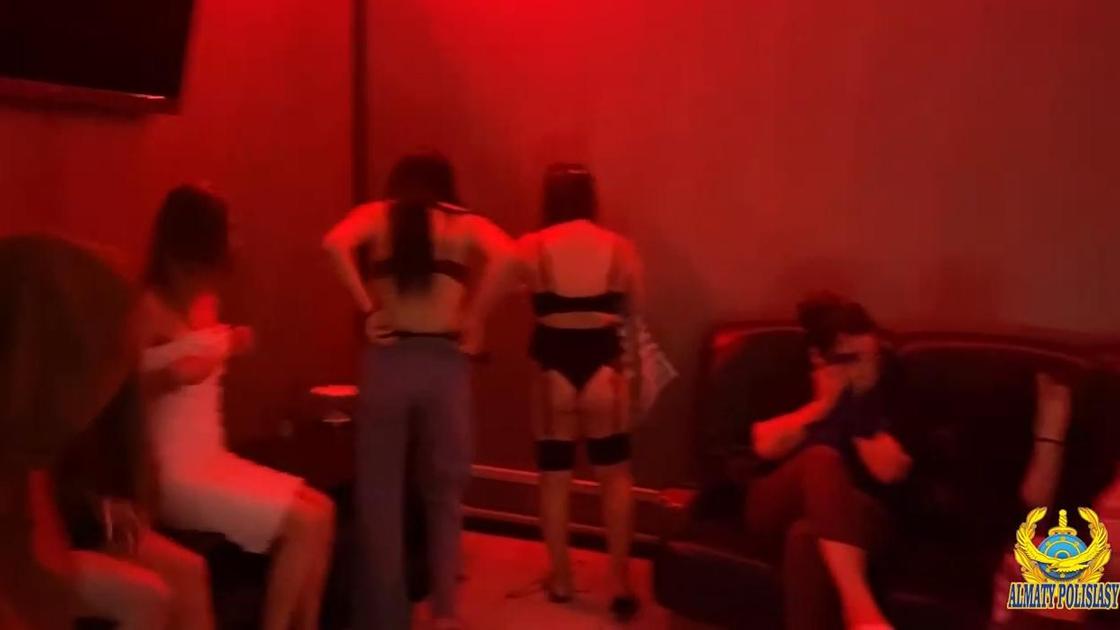 Девушек задержали в салоне массажа