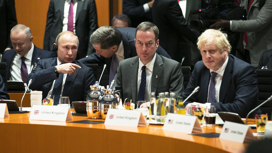 Владимир Путин и Борис Джонсон на конференции ООН в Берлине в 2020 году