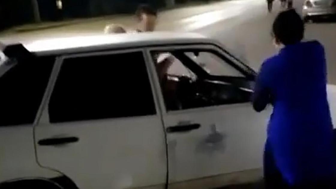 Женщина разбивает автомобиль в Семее