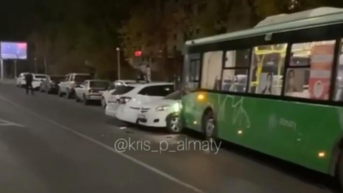Автобус врезался в припаркованные машины