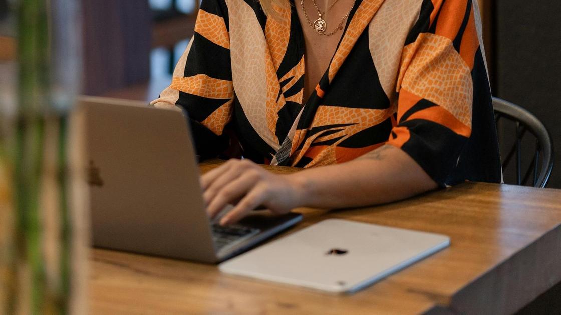 Женщина за ноутбуком