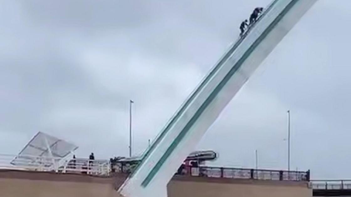 Мужчина и спасатели на арке моста