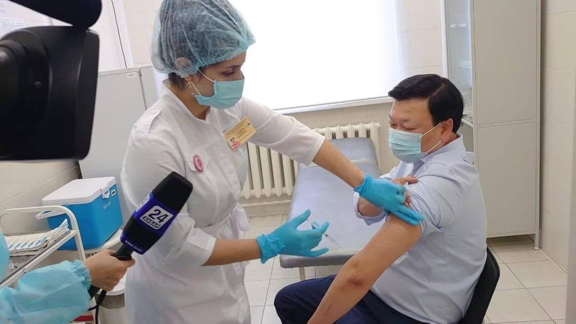 Алексей Цой получает прививку от коронавируса