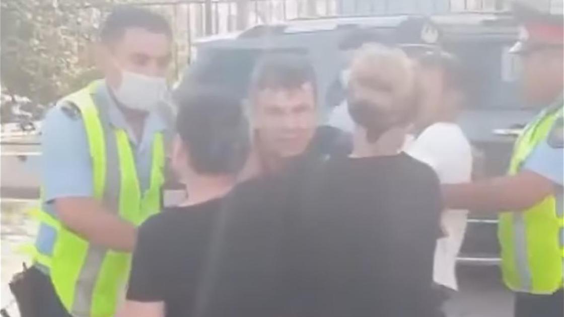 Несколько человек пытаются отбить мужчину у полицейских