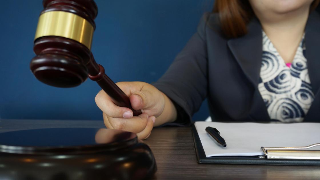 Судья выносит приговор