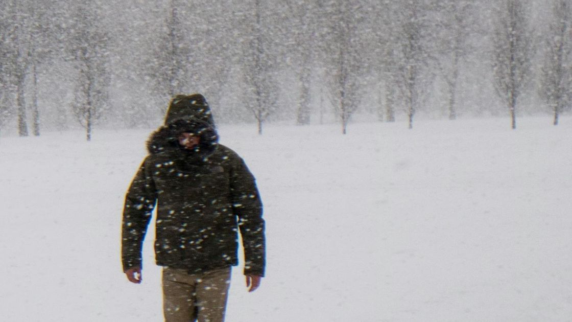 Человек идет в снегопад