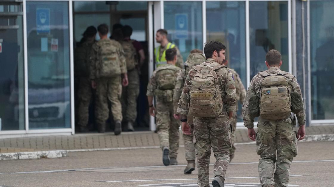 Военные в аэропорту
