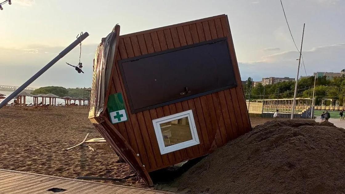 Ветер уронил домик на пляже