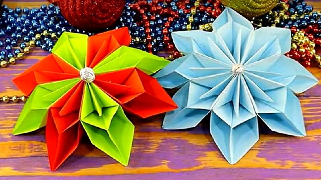 Объемные снежинки из цветной бумаги Объемные снежинки из цветной бумаги