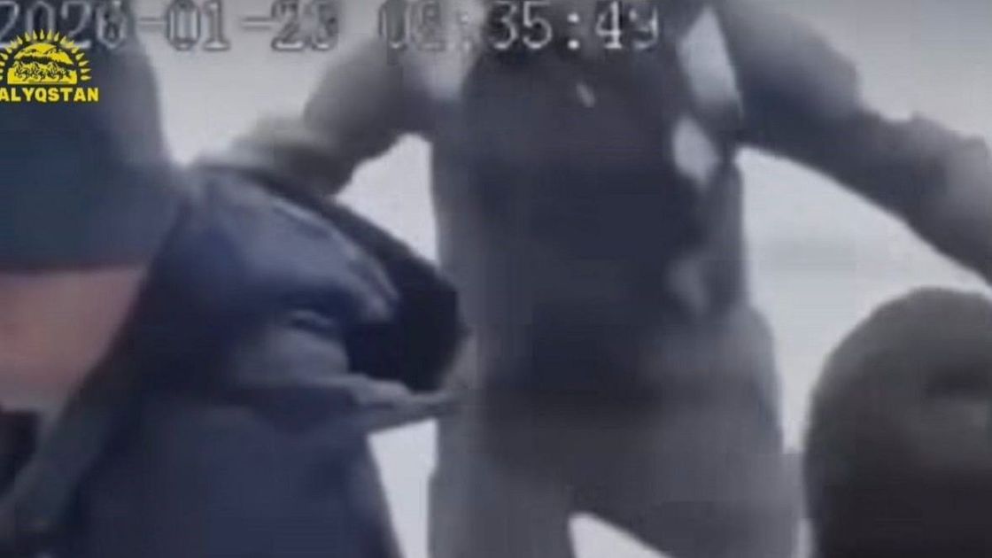 Мужчина выпал из автобуса в Карагандинской области