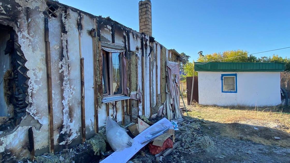 Сгоревший дом в селе Аманкарагай