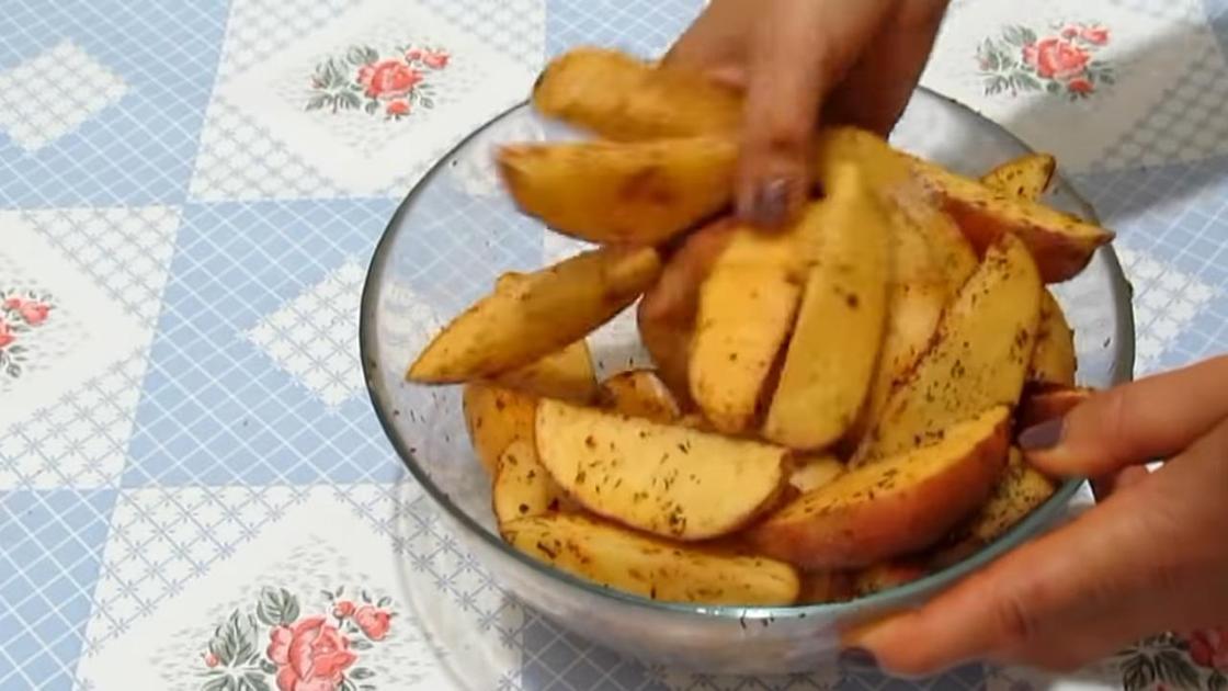 Картофель по-деревенски в духовке: рецепт приготовления