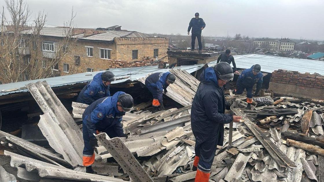 Последствия сильного ветра в Караганде