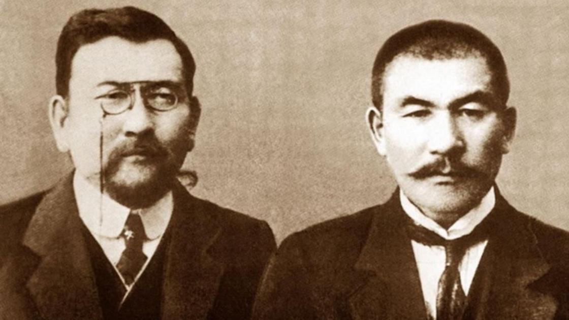 Ахмет Байтурсынов и Алихан Букейханов. Исторический снимок