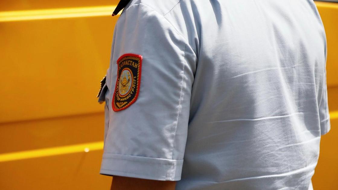 Казахстанский полицейский в униформе