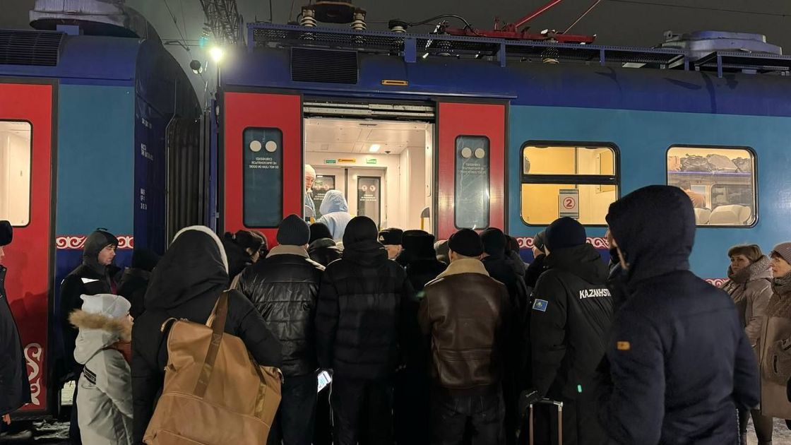 Пассажиры около поезда