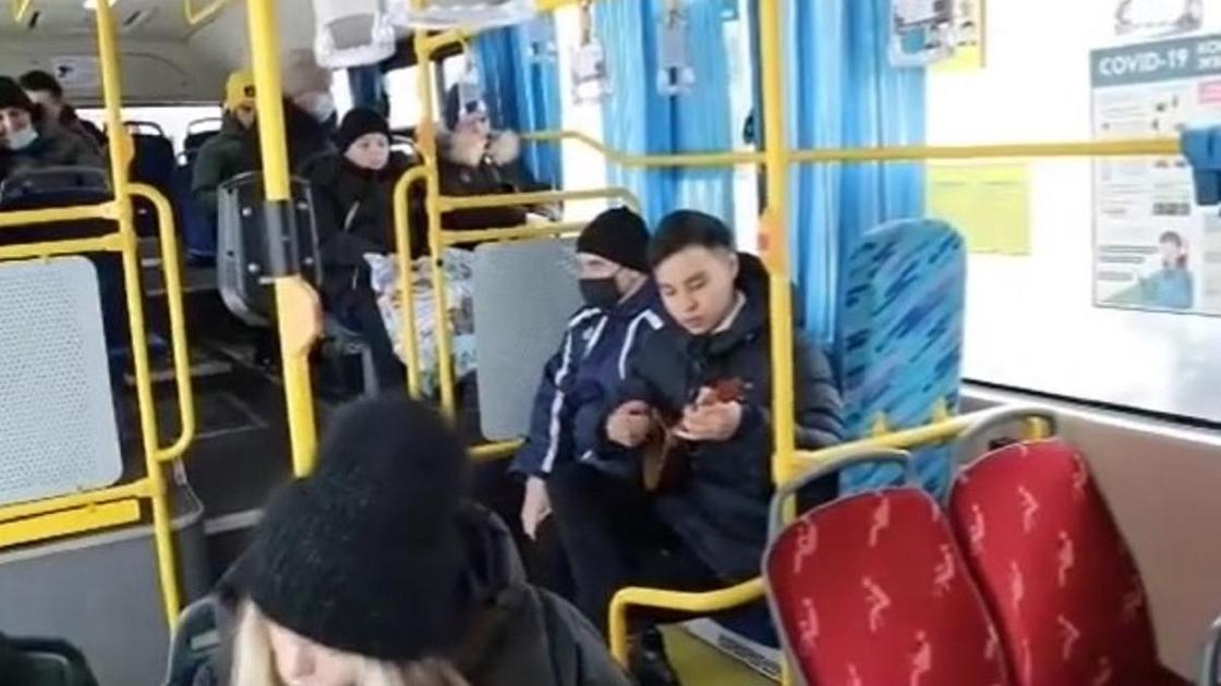 Студент играет на домбре в автобусах Караганды