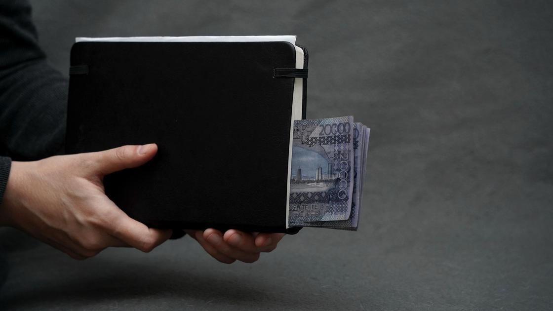 Блокнот с вставленными внуть купюрами