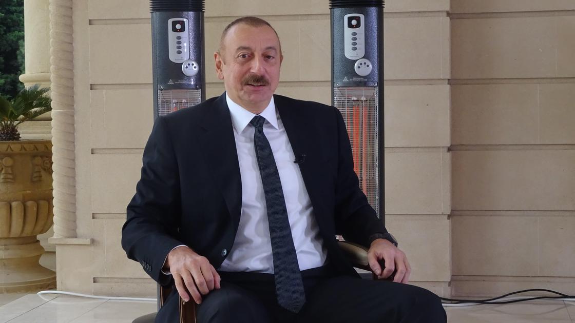 Ильхам Алиев сидит на стуле