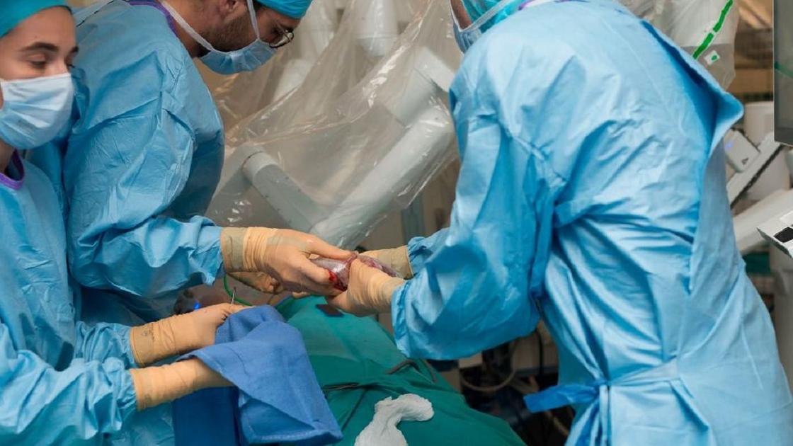 Врачи проводят операцию по пересадке органов