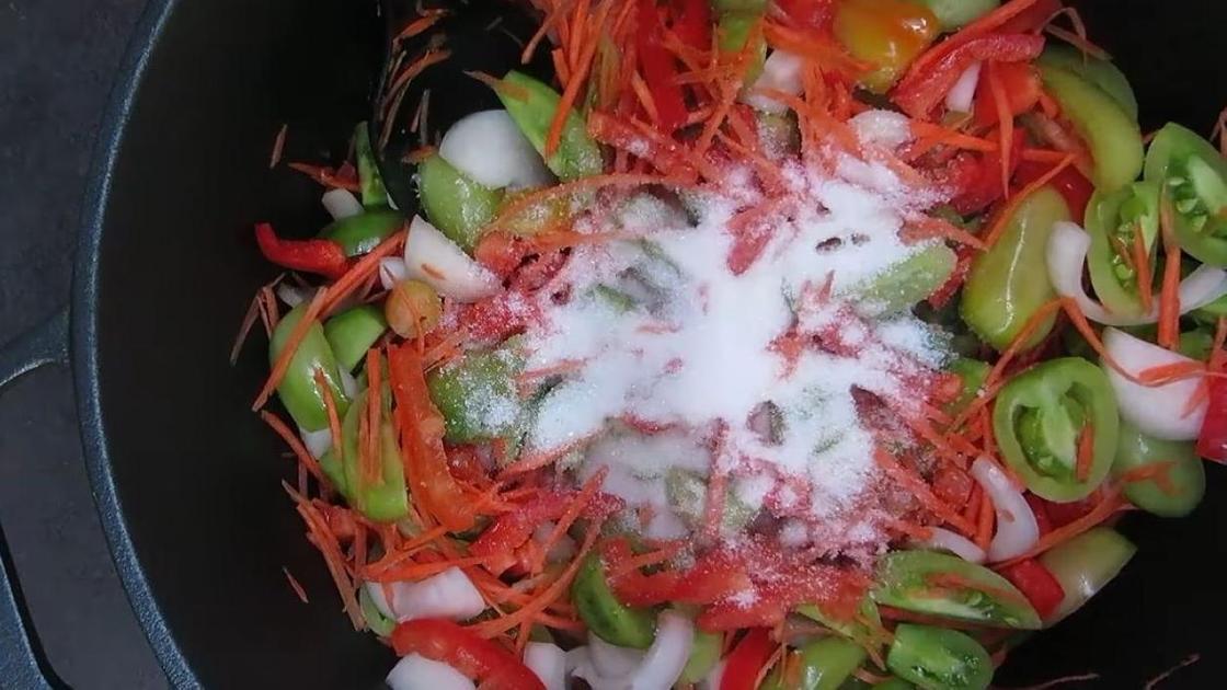 Приправленный салат из зеленых помидоров