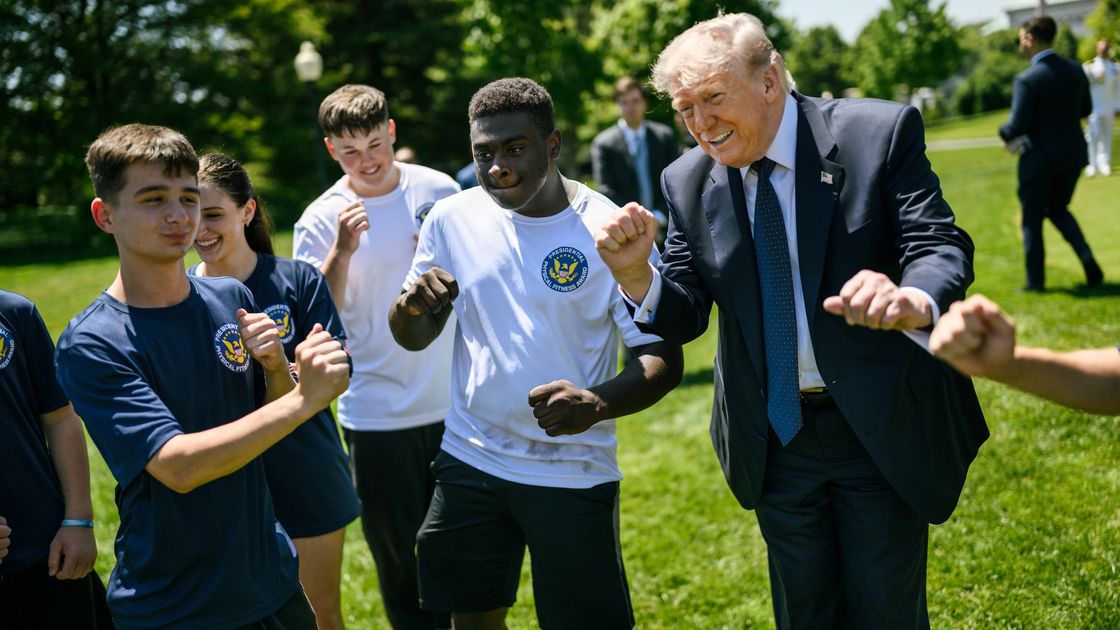 Дональд Трамп танцует с молодежью