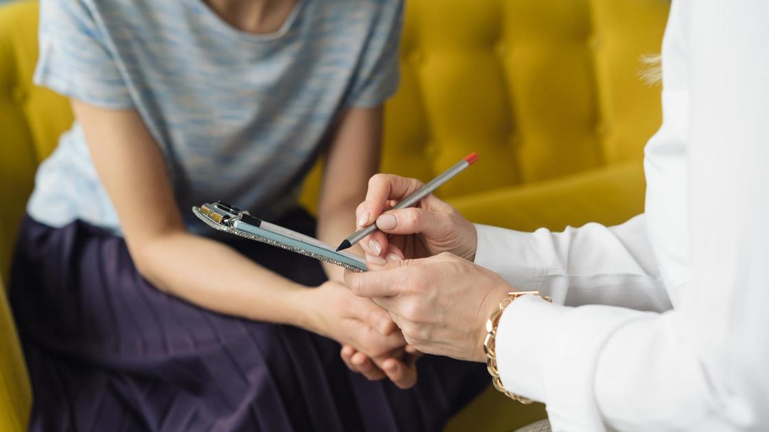 Женщина в кабинете у психолога