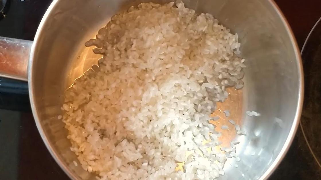 Рис на дне кастрюли
