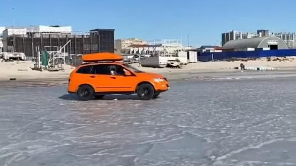 Оранжевый автомобиль на льду