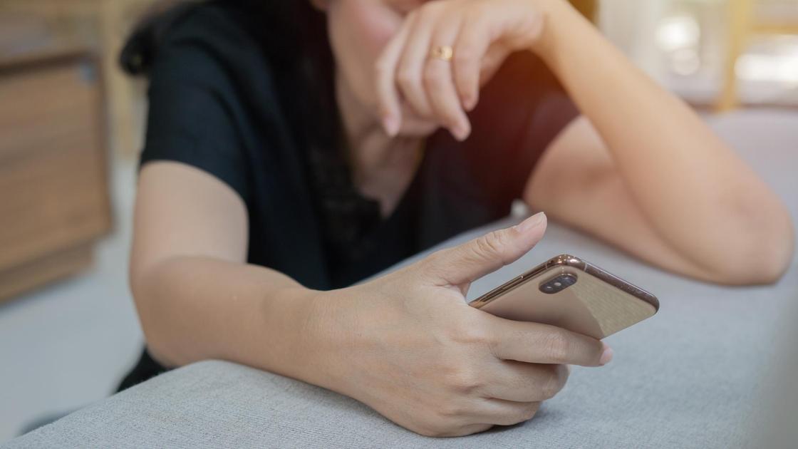 Грустная женщина с телефоном