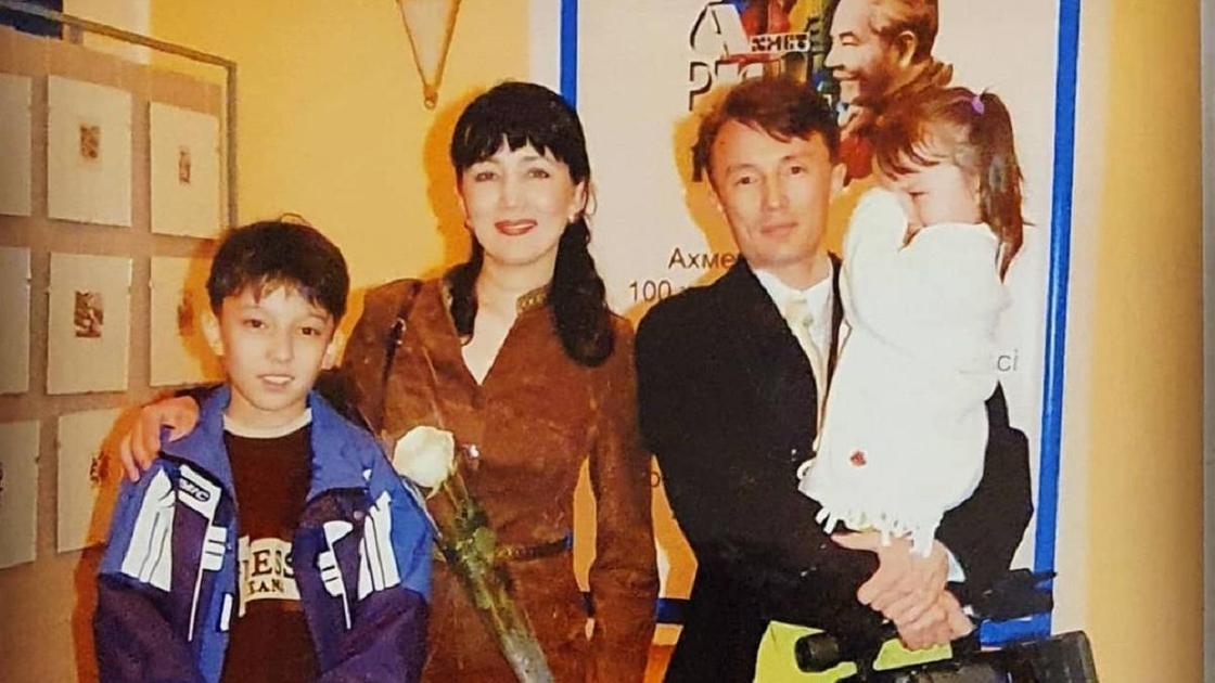 Димаш Кудайберген с родителями и сестренкой
