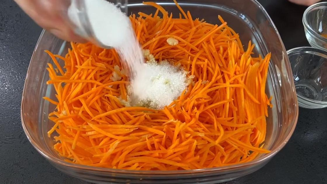 Морковь смешивается с чесноком и сахаром