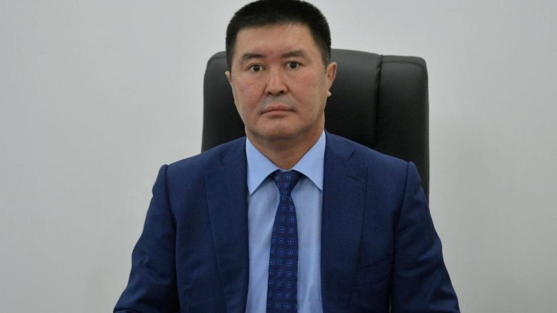Ардак Кантарбаев сидит за столом