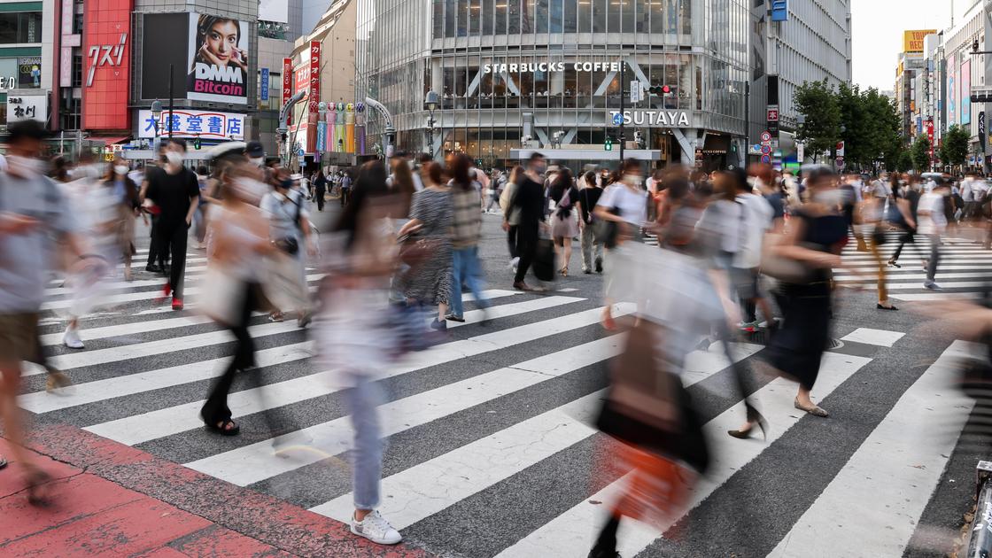 Люди на пешеходном переходе в Японии