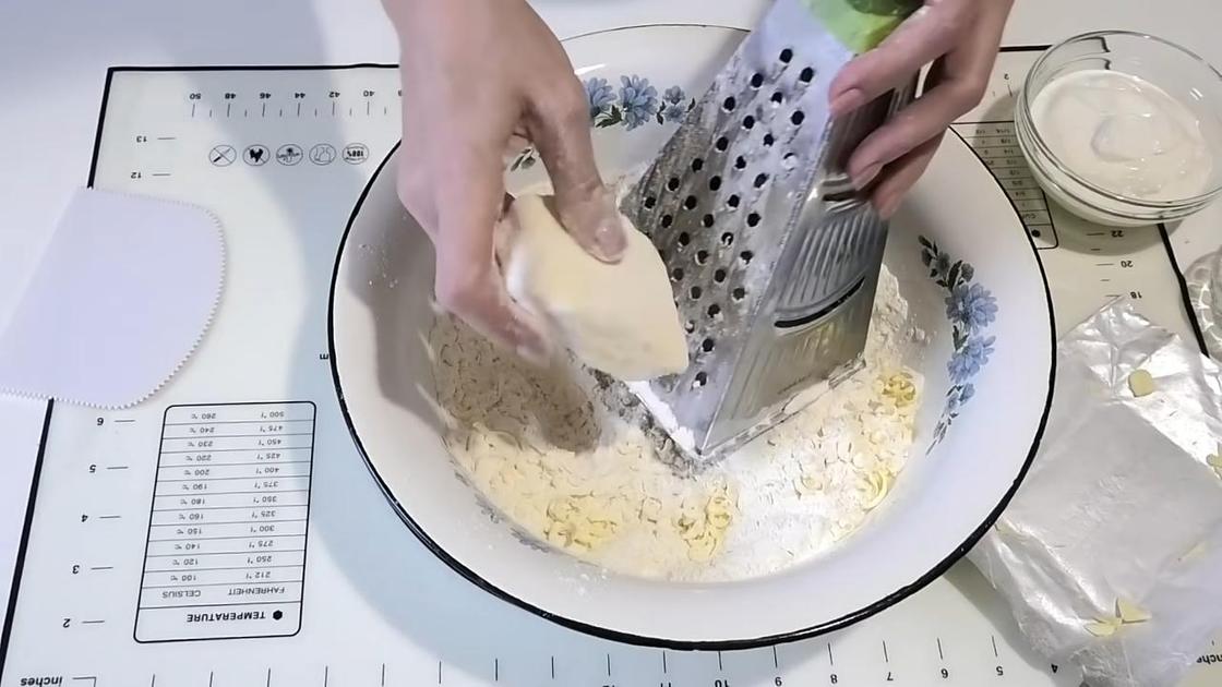 Масло трут в миску с мукой