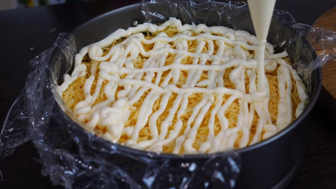 На слой тертого сыра выкладывают сетку из майонеза