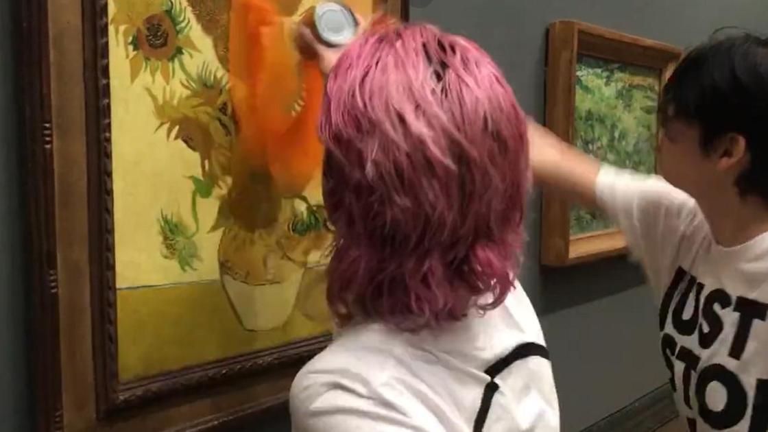 Две девушки обливают томатным супом картину Ван Гога